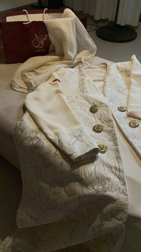 عبايه بيج طبقتين ..طبقه ساده ومشجره مفتوحه من الجو...