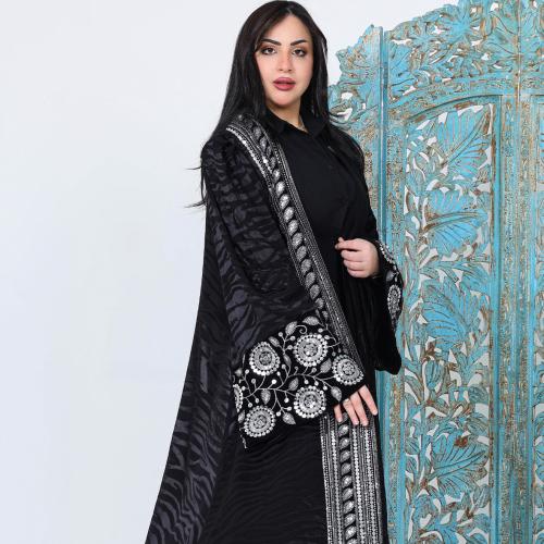 عبايه اسود كلوش حرير مموج مع كتافات واكمام واسعه ب...