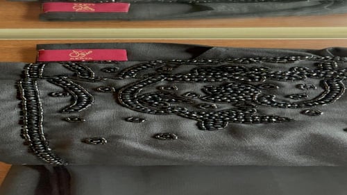 عبايه قماش لنن كسره من الكتف ومزين بالشك والكرستال...