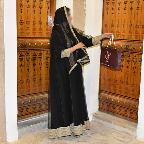 عبايه بشت دانتيل بقصه تراثي من الاطراف مع طرحه مزي...