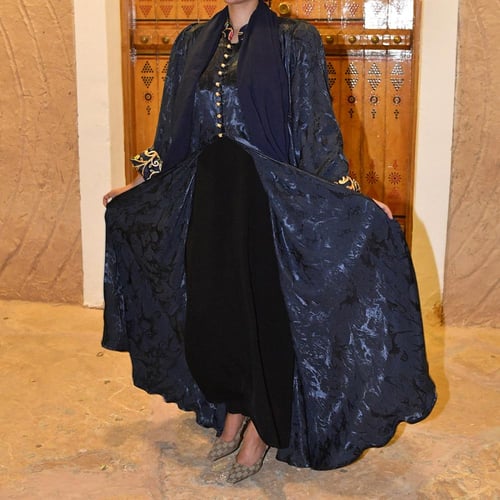 عبايه حرير مزخرف بكتافات بازارير اماميه واكمام واس...