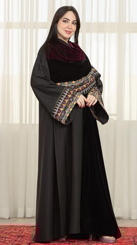 عبايه كلوش واقفه ونص مخمل باكمام مطرزه واضافه اليه...