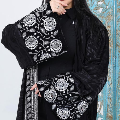 عبايه اسود كلوش حرير مموج مع كتافات واكمام واسعه ب...