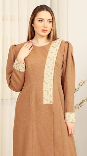 بليزر بفتحة صدر جانبيه مطرز الاكمام والصدر مع كتاف...