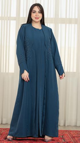 عبايه كلوش واقفه بقصتين اماميه مع التطريز الامامي...