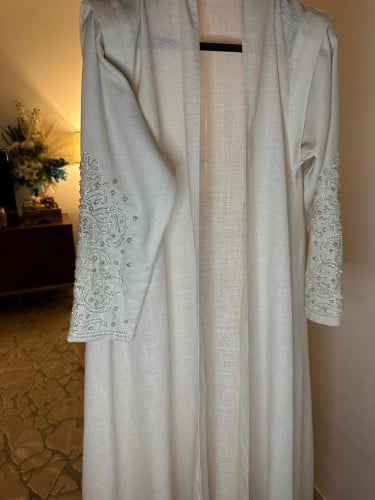 عبايه قماش لنن كسره من الكتف ومزين بالشك والكرستال...