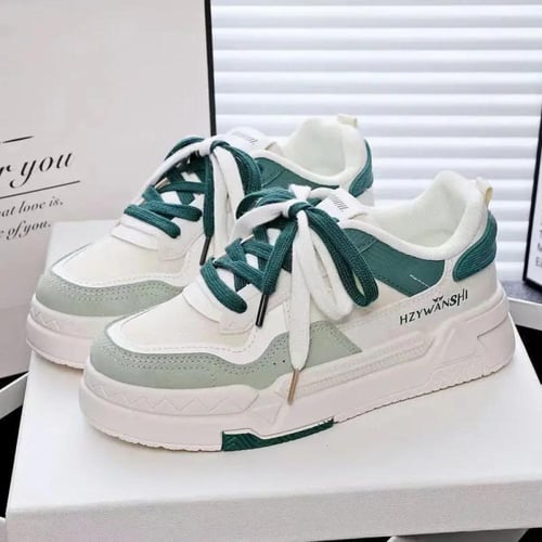 أحذية رياضية بيضاء