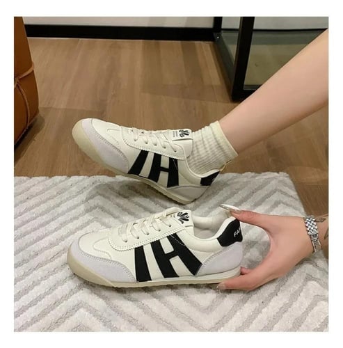 أحذية رياضية للنساء تتميز بنعل ناعم ومريح