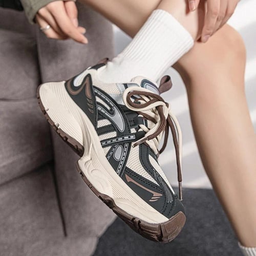 أحذية رياضية نسائية