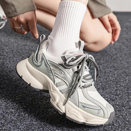 أحذية رياضية نسائية