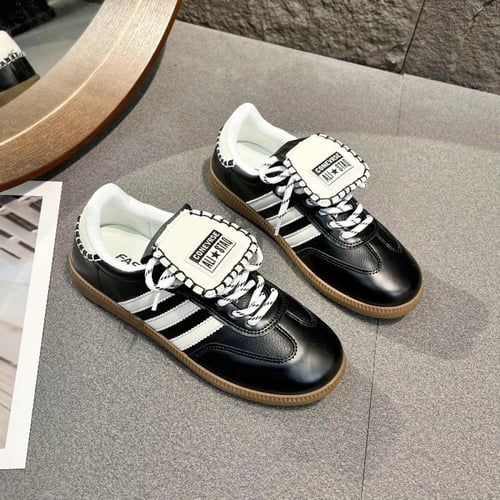 حذاء نسائي مسطح