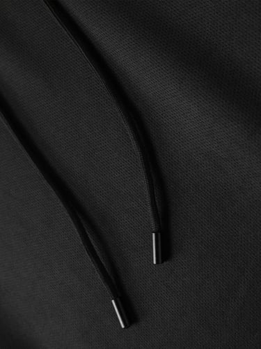 تي شيرت رياضي بقلنسوة أسود سريع الجفاف – صيف 2025