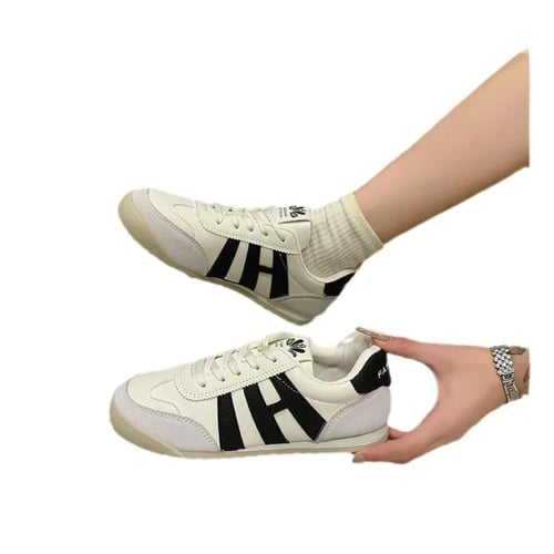 أحذية رياضية للنساء تتميز بنعل ناعم ومريح