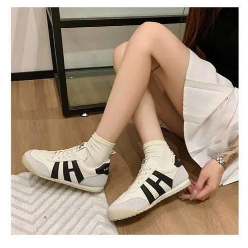 أحذية رياضية للنساء تتميز بنعل ناعم ومريح