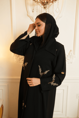 كريب حرير مشغول يدوياً بالخرز العسلي والذهبي واللو...