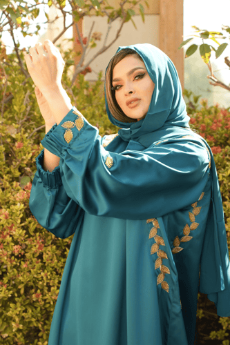 لبس حجاب تفتة حرير لون فيروزي مشغول بالخرز الذهبي