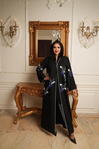 عباية اسود كريب ايطالي راقي مع تطريز يدوي بألوان م...