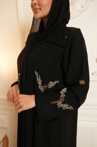 كريب حرير مشغول يدوياً بالخرز العسلي والذهبي واللو...