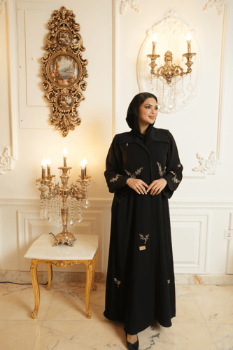 كريب حرير مشغول يدوياً بالخرز العسلي والذهبي واللو...