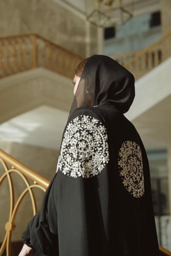 عباية كيب ملكي كريب ايطالي راقي مع تطريز يدوي بالف...