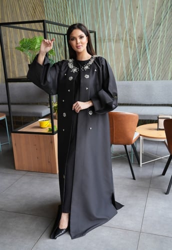 عباية أسود بفصوص فضي على كامل العباية