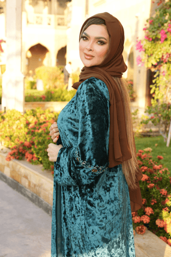 عباية قطيفة فرنسي فيروز ترندي بتطريزعسلي في الكمام