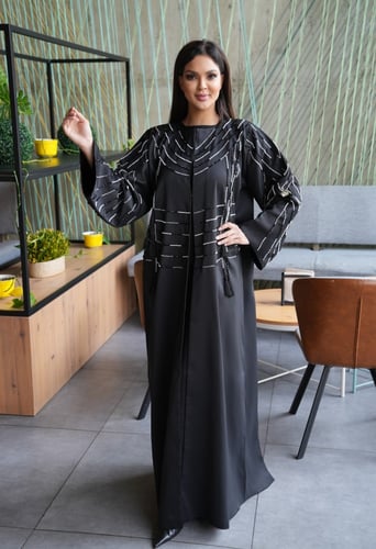عباية أسود تفته مطفي فرنسي مع تطريز على كامل الصدر...