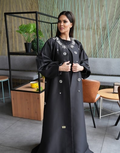 عباية أسود بفصوص فضي على كامل العباية