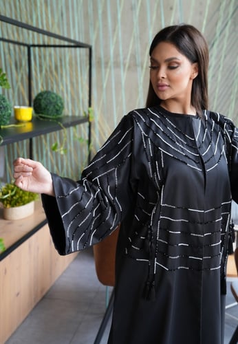 عباية أسود تفته مطفي فرنسي مع تطريز على كامل الصدر...