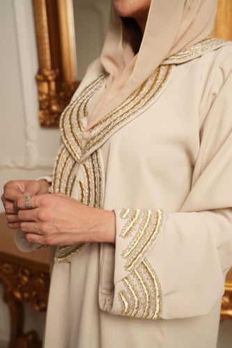 عباية بيج ملكي كريب ايطالي راقي مع تطريز يدوي بخيط...
