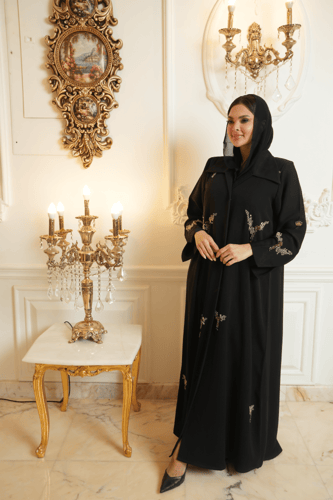 كريب حرير مشغول يدوياً بالخرز العسلي والذهبي واللو...