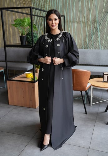 عباية أسود بفصوص فضي على كامل العباية