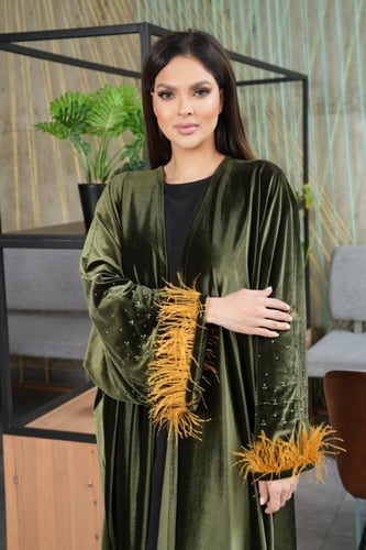 عباية مخمل فرنسي خفيف زيتي مع ريش كموني وتطريز مائ...