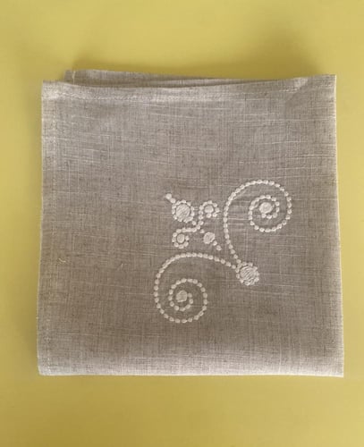 طقم مفرش ومنديل طعام كتان مطرز ل12 شخص