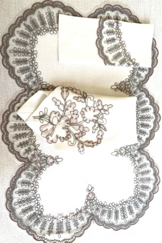 طقم مفرش طعام كتان ودانتيل