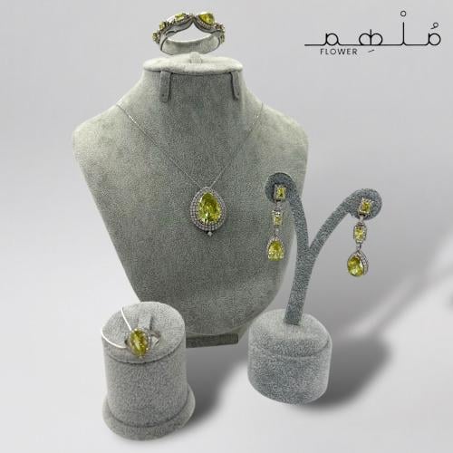 طقم من كامل فضه بأحجار كريمه