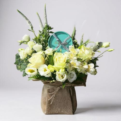 ورد مع شوكلت ريجو وايت