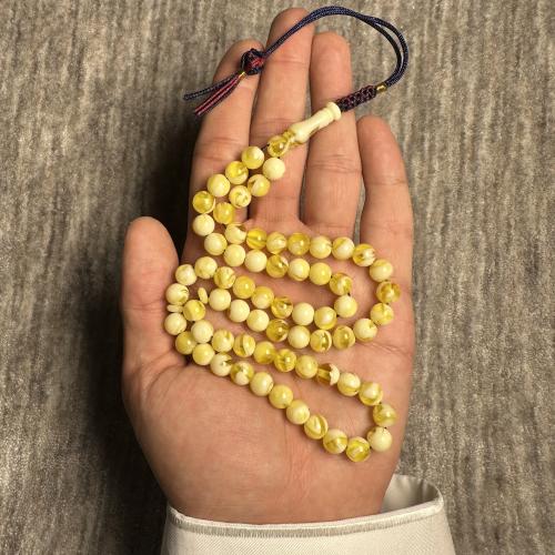 مستكة باللون الأبيض و الأصفر الشفاف