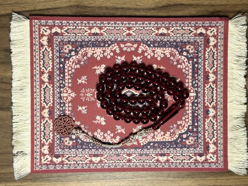 بكلايت بلجيكي حمراء بطربزونة باللون الأحمر