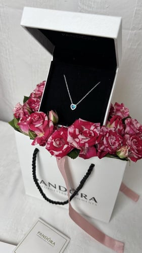 باندورا مع ورد