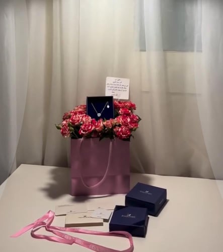 سوارفسكي مع ورد و كيس وردي بدال الابيض