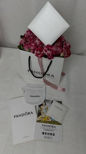 باندورا مع ورد