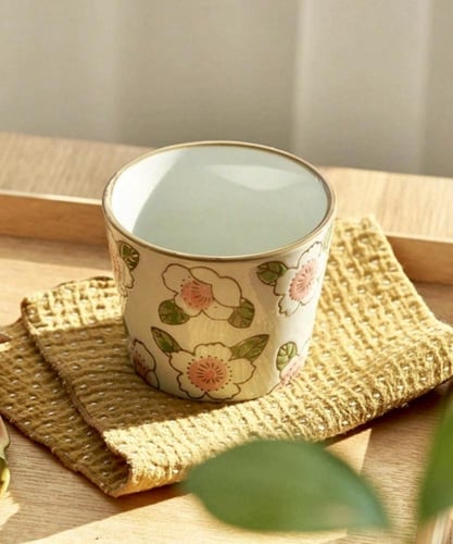 كوب مزخرف بزهور الكرز اليابانية