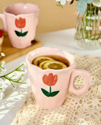 كوب وردي بنقشات الزنبق