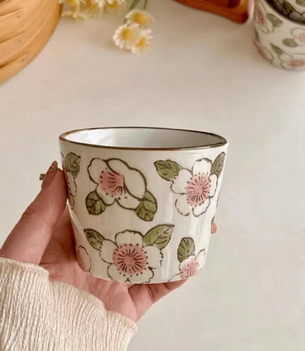 كوب مزخرف بزهور الكرز اليابانية