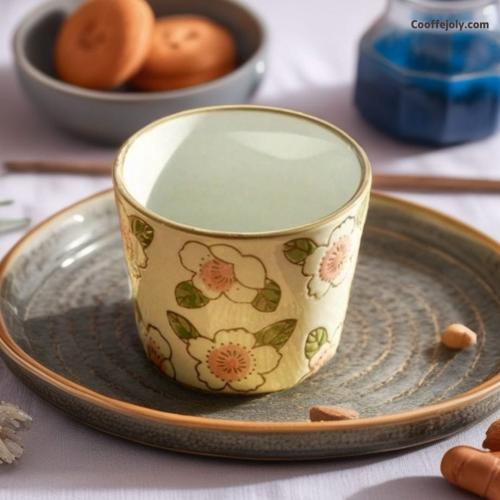 كوب مزخرف بزهور الكرز اليابانية