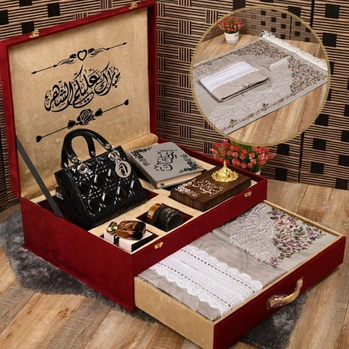 بوكس إهداء نسائي بمميز يشمل شنطه راقيه مع مصحف وطق...