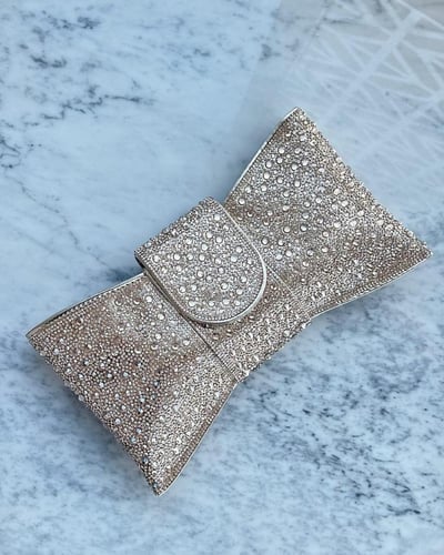 شنطة سهرة بألوان مختلفة مرصعة بالكريستال