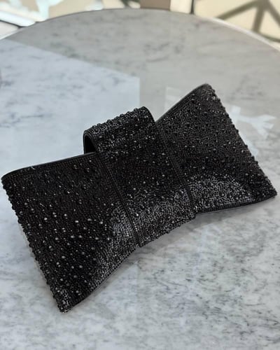 شنطة سهرة بألوان مختلفة مرصعة بالكريستال