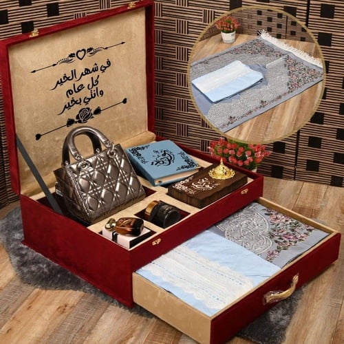 بوكس إهداء نسائي بمميز يشمل شنطه راقيه مع مصحف وطق...